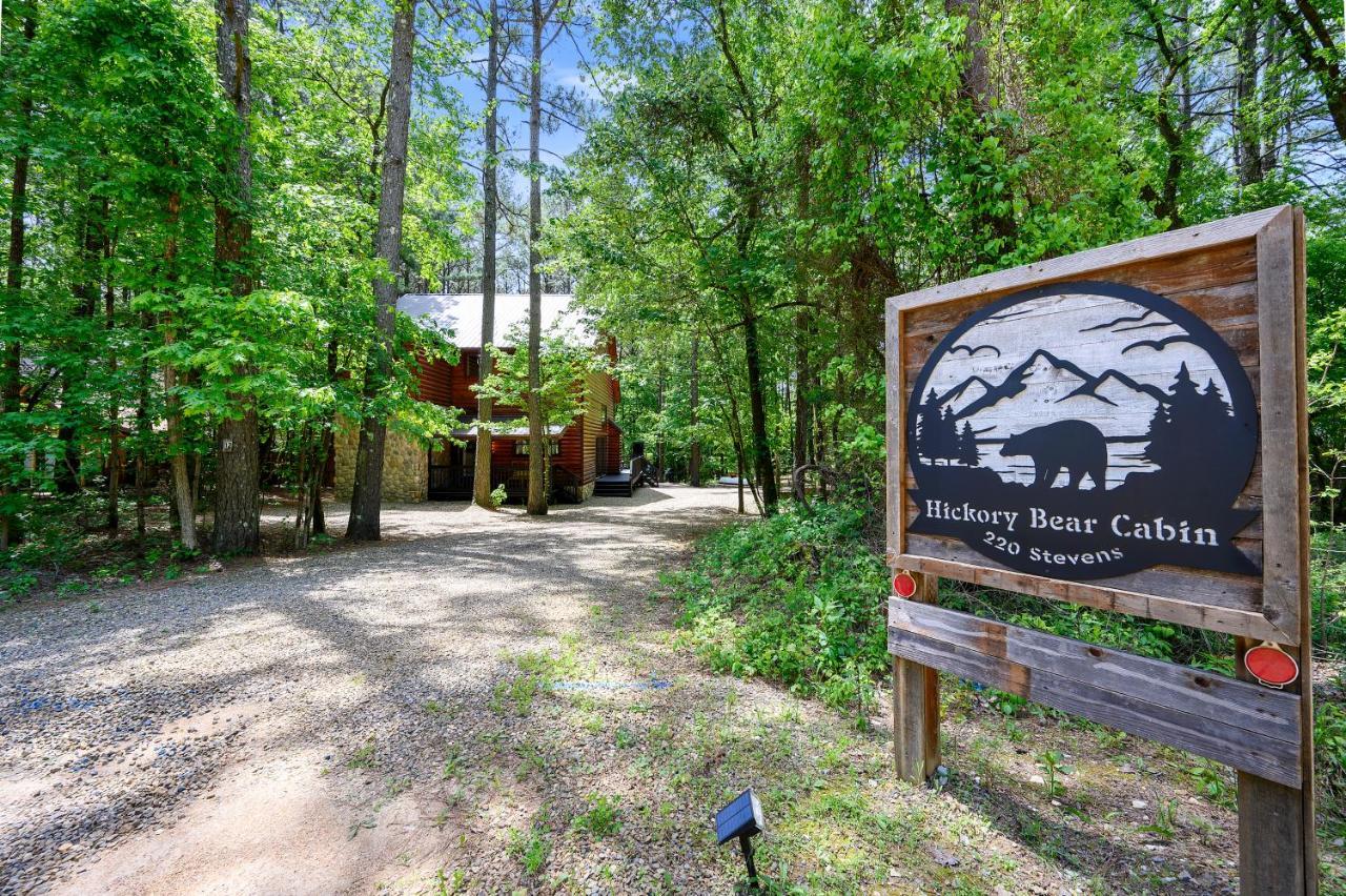 Hickory Bear Cabin: Pines, Hot Tub & Family Fun