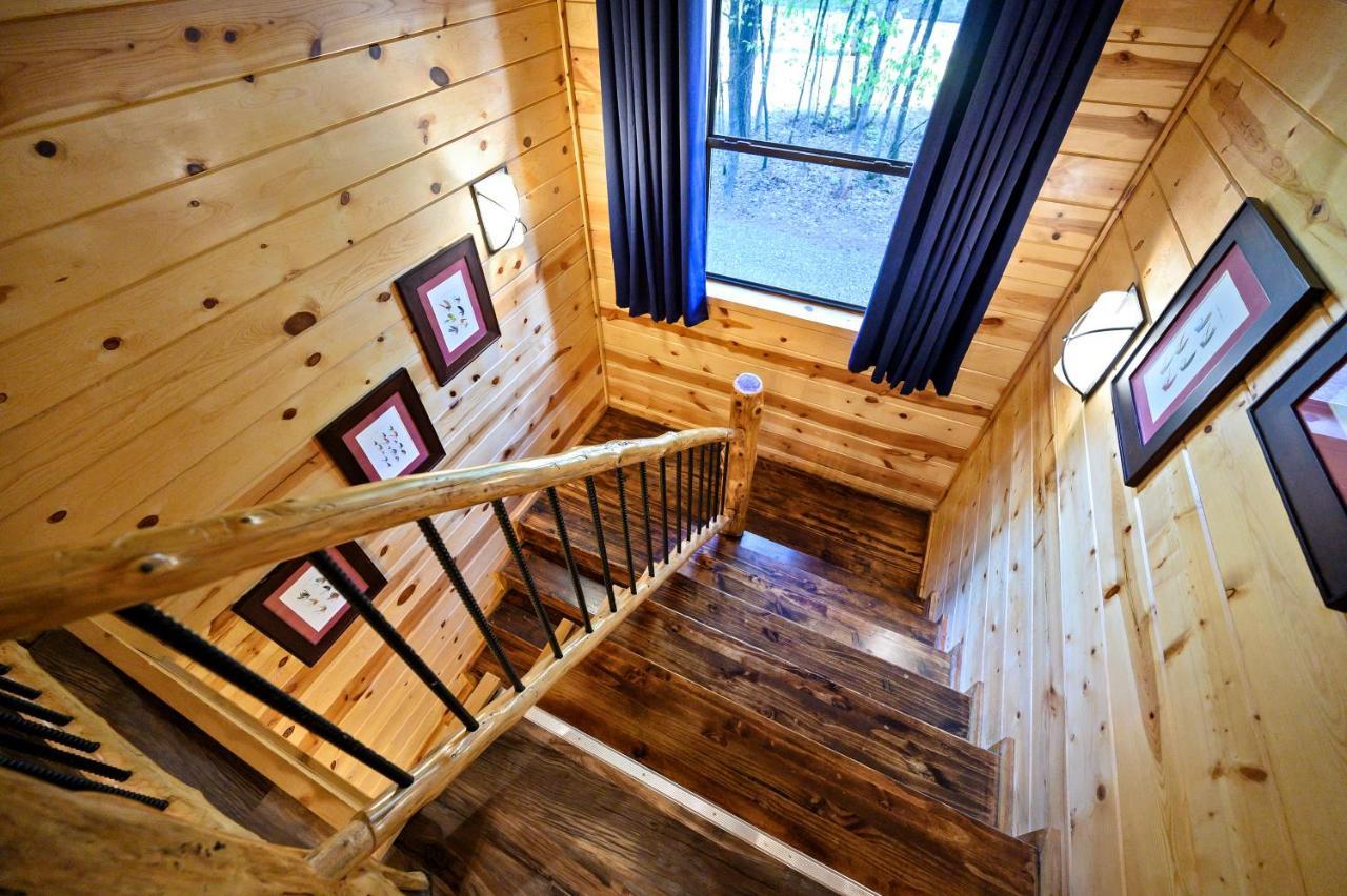 Hickory Bear Cabin: Pines, Hot Tub & Family Fun Holiday home