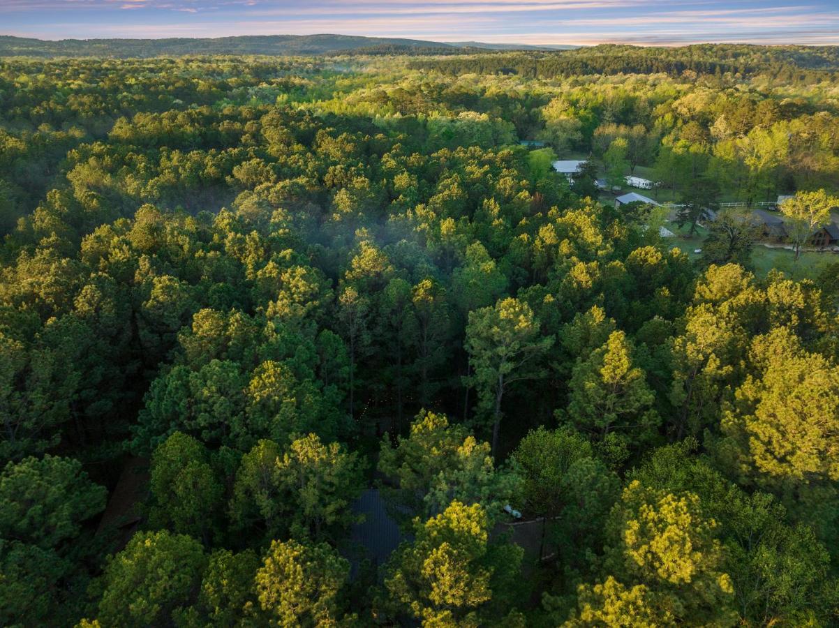 Holiday home Hickory Bear Cabin: Pines, Hot Tub & Family Fun Broken Bow
