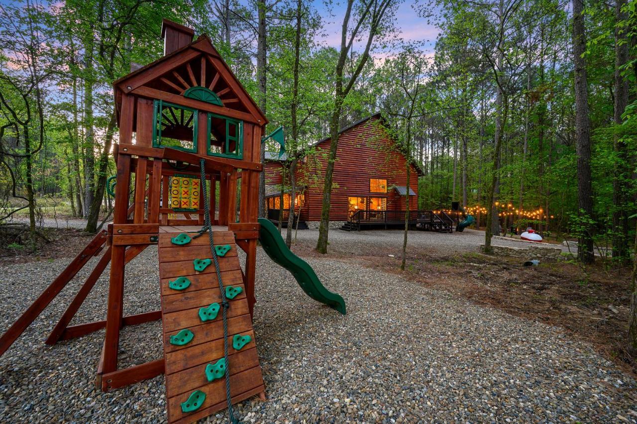 Holiday home Hickory Bear Cabin: Pines, Hot Tub & Family Fun