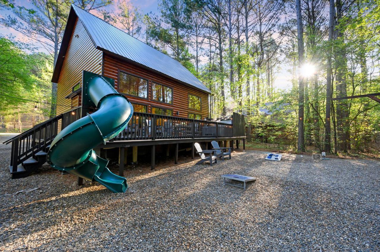 Hickory Bear Cabin: Pines, Hot Tub & Family Fun *