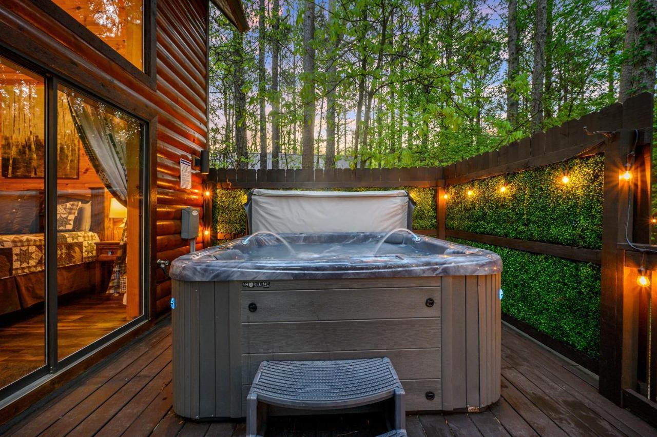 Hickory Bear Cabin: Pines, Hot Tub & Family Fun *