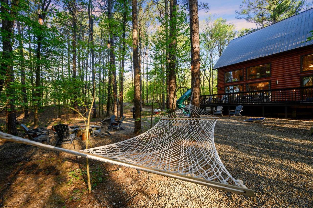 Holiday home Hickory Bear Cabin: Pines, Hot Tub & Family Fun Broken Bow