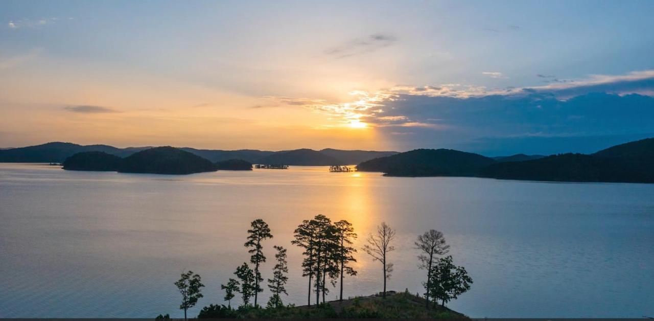 Holiday home Hickory Bear Cabin: Pines, Hot Tub & Family Fun Broken Bow